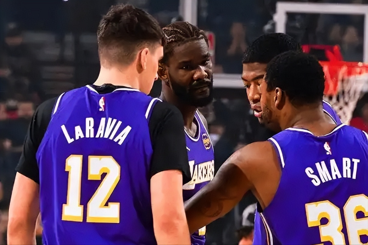 湖人奇兵25分+5三分狂胜！小史密斯打爆亿元后卫，年轻新星崛起