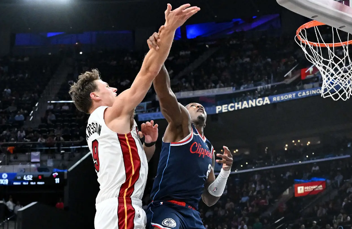 攻守兼备却难救主！快船防守大闸邓恩表现亮眼仍难扭转战局