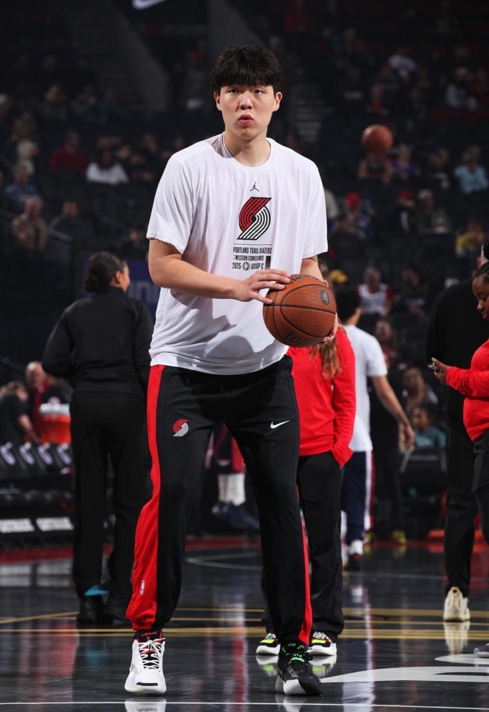 杨瀚森替补席困境：NBA之路何去何从？