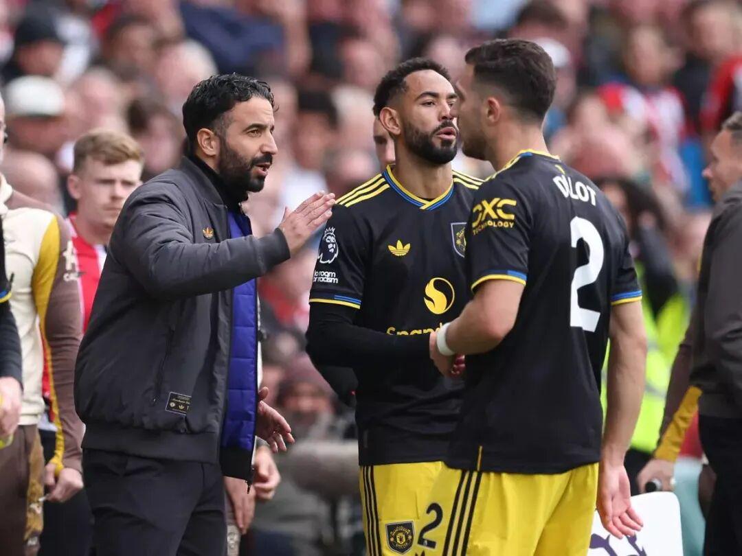 曼联左翼卫成短板！球迷力挺卢克·肖回归首发