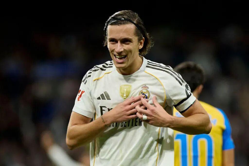 曼联错失瑰宝！卡雷拉斯成皇马主力，转会决策引争议