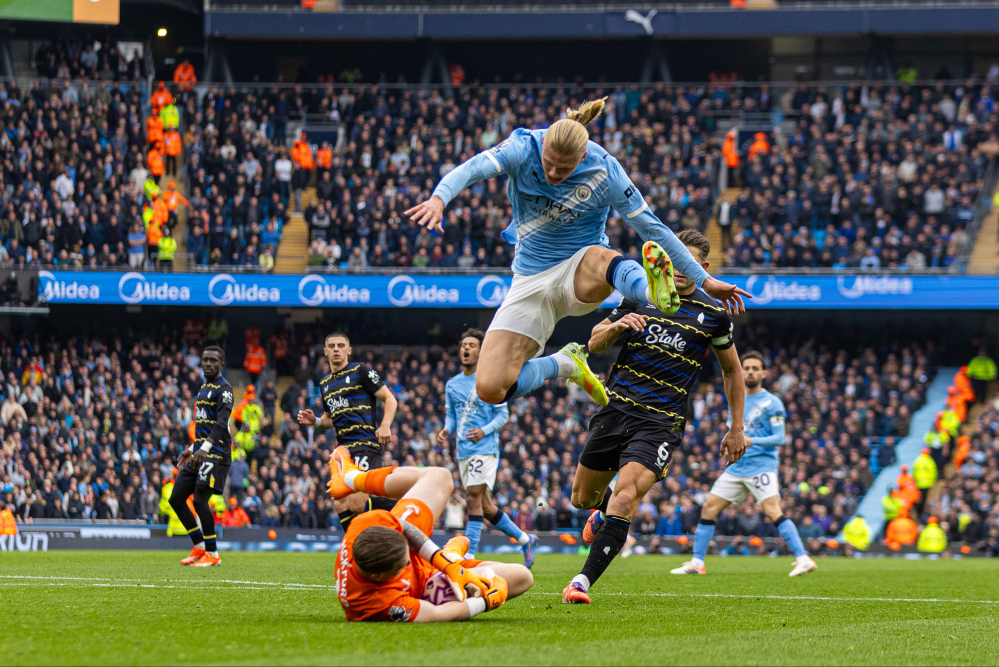 英超争冠：阿森纳领跑，曼城需击败利物浦方能逆袭