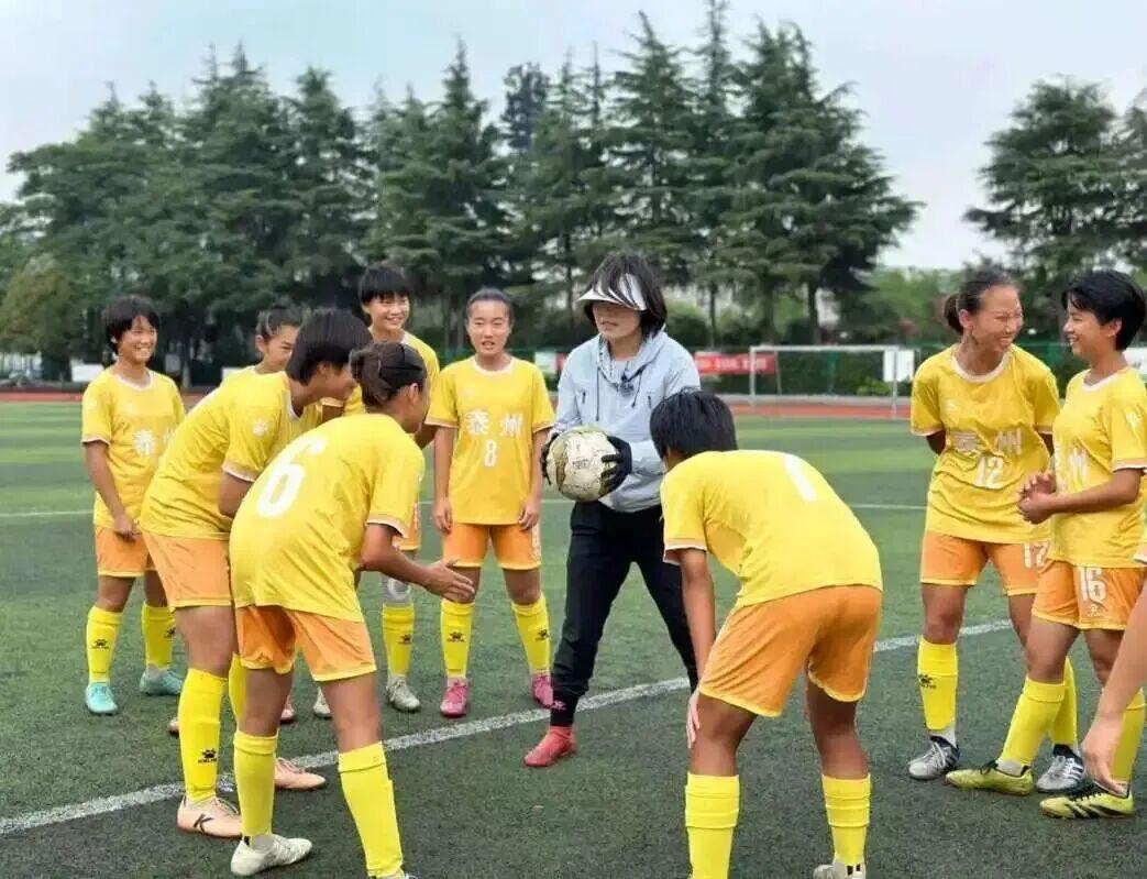 “苏超”冠军女教练周高萍：从女足国脚到男足领航者的传奇之路