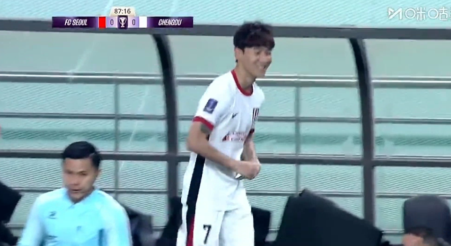 亚冠赛场再起波澜！韦世豪复出首战即引冲突，对手情绪激动