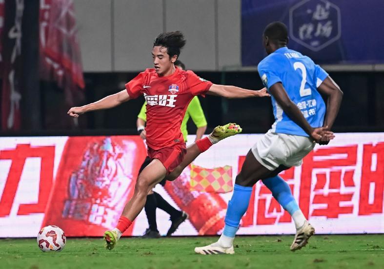 中甲末轮同步开球引热议，中超赛程遭质疑：蓉城失冠遭球迷怒斥