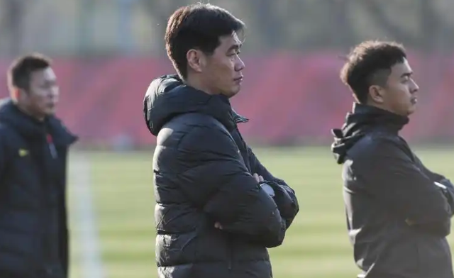 国足选帅再掀波澜：李霄鹏意外入围三大候选名单