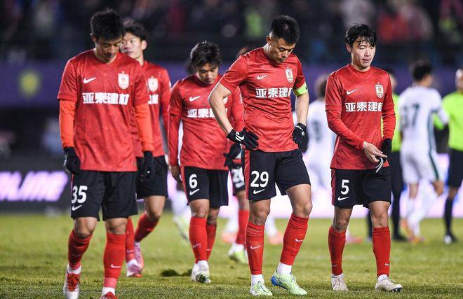 长春亚泰降级后阵容大洗牌！17人合同到期，主力谭龙成抢手货