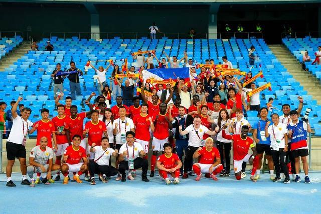 泸州小伙成亚挑联首位中国球员 草根足球经理圆梦绿茵场