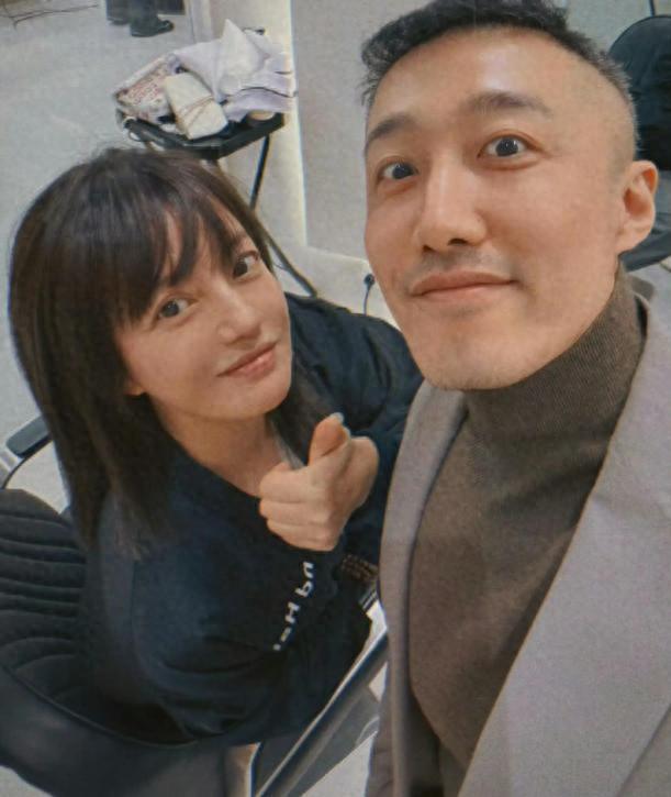 50岁赵薇近照曝光：婚礼装扮难掩困境，昔日辉煌难再续