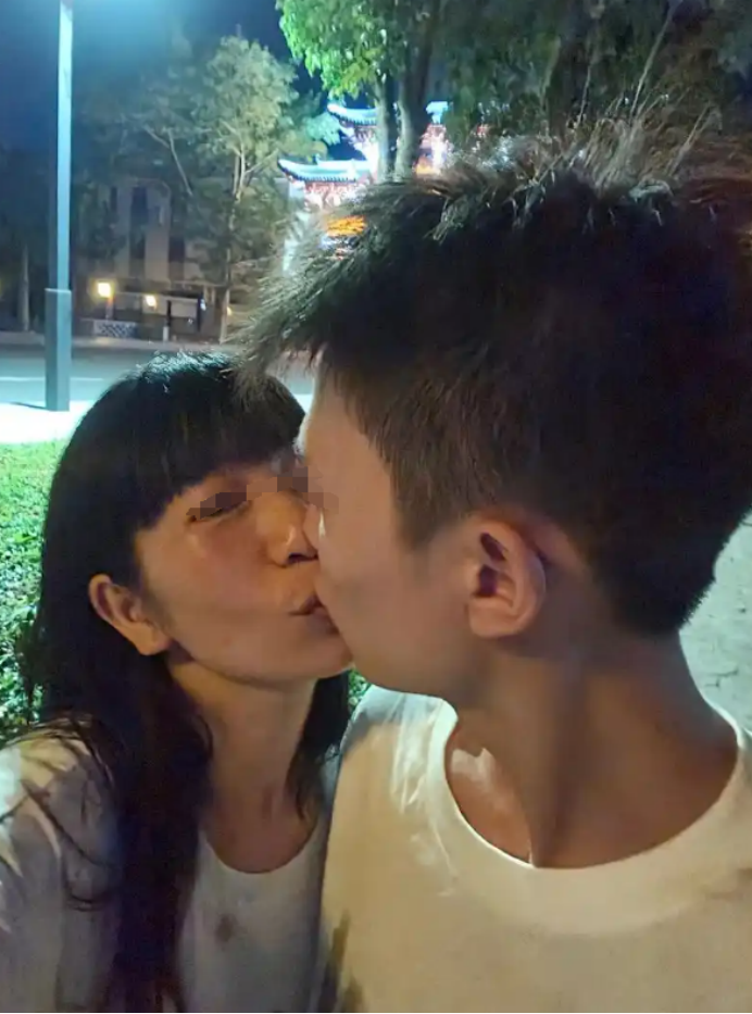 25岁云南男子三年与50名女性纠葛：情感缺失下的心理畸变