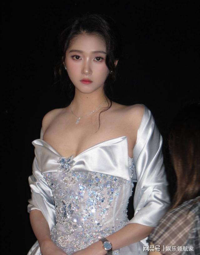 关晓彤银裙造型惊艳全场，时尚蜕变引热议