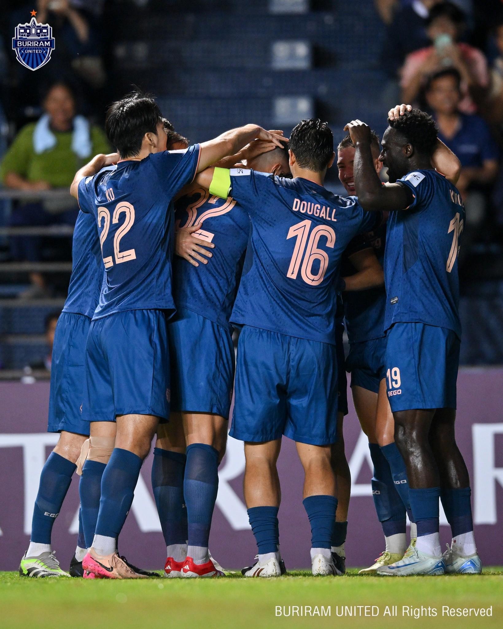 汶马探赛后与海港助教约翰交换队服，昔日横滨合作再续情谊