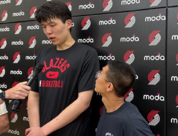 青岛队记澄清：杨瀚森翻译未进开拓者教练组，英语进步神速