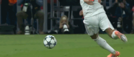 惊魂一刻！阿什拉夫欧冠遭背后飞铲脚踝严重错位