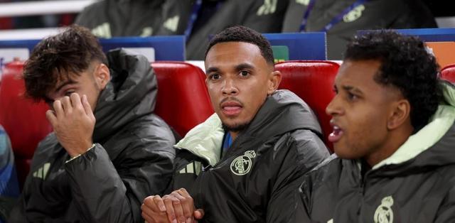 世体：阿隆索重返安菲尔德获盛赞，阿诺德却遭利物浦球迷狂嘘