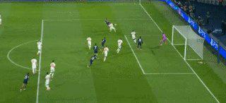 迪亚斯第二粒进球