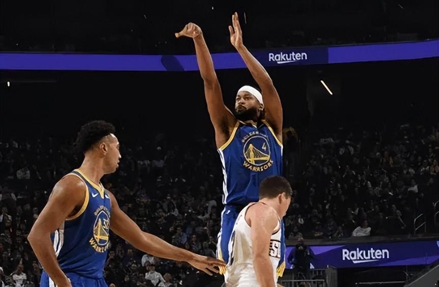 勇士双星闪耀！穆迪攻防俱佳压制布克，波斯特内外兼修稳局势