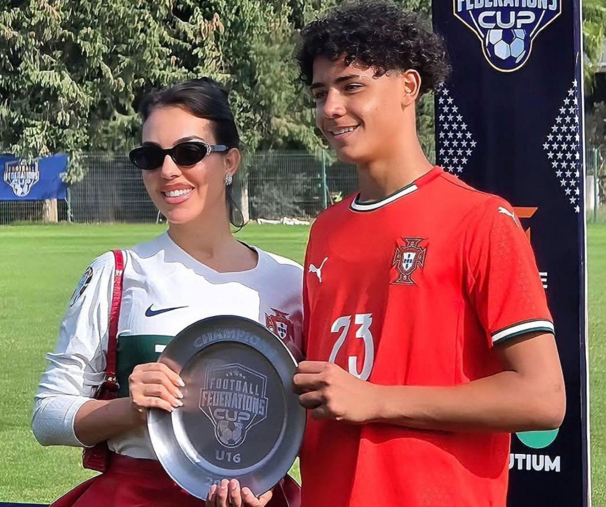 15岁迷你罗3场1球助葡萄牙U16夺冠 乔治娜现场助威