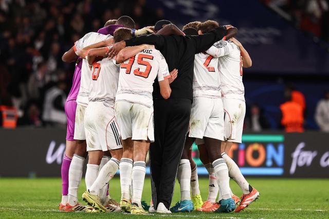 孔帕尼率拜仁豪取16连胜，客场力克巴黎后激情庆祝