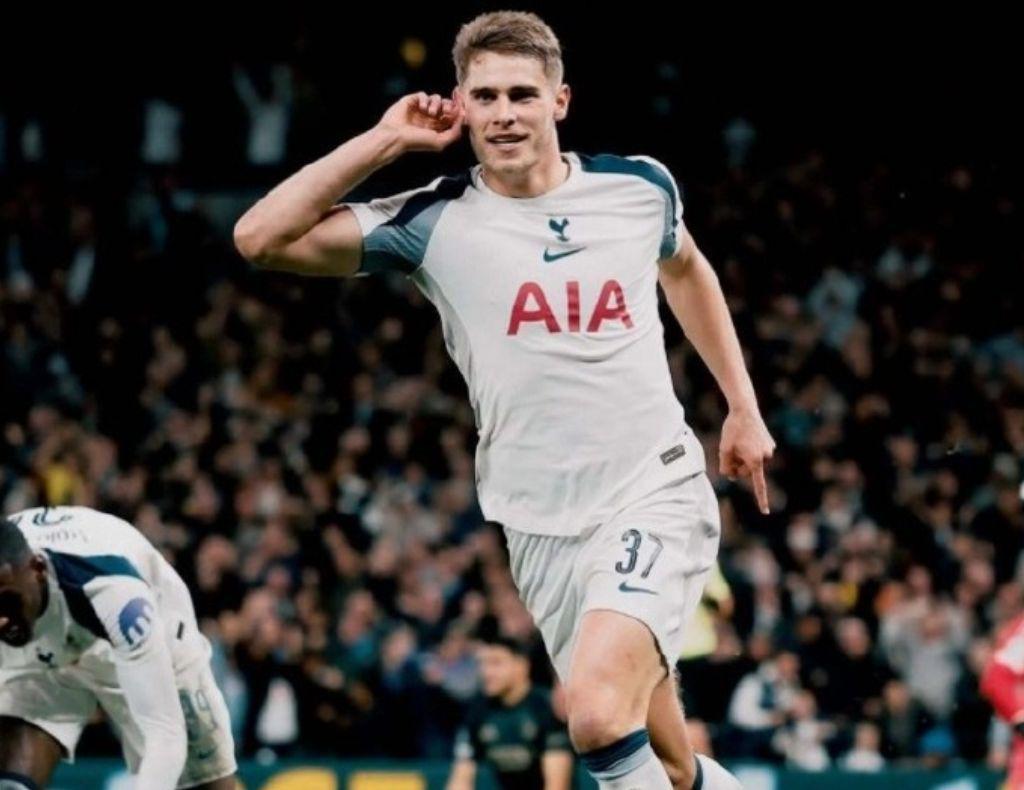 欧冠震撼！热刺24岁中卫范德芬9秒狂奔80米 单骑闯关破门