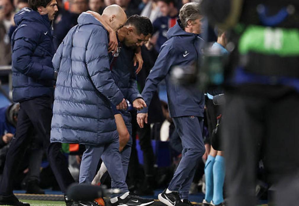 巴黎圣日耳曼vs拜仁：阿什拉夫重伤离场，踝部护具拄拐引关注