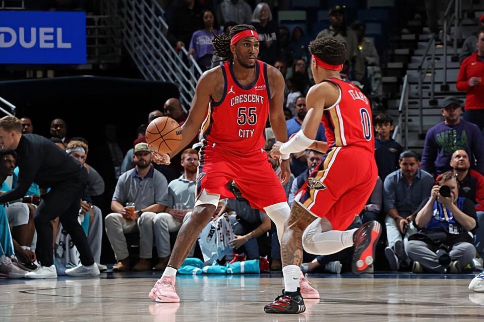 鹈鹕重金签约勇士旧将卢尼：表现低迷引质疑，决策是否失误？