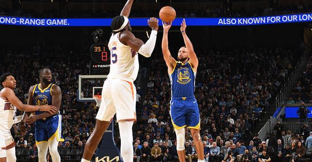 库里28分率勇士主场胜太阳 布克38分难救主