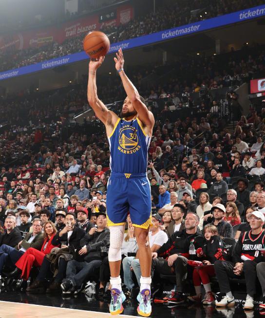 勇士力克太阳：库里5记三分，布克38分难救主