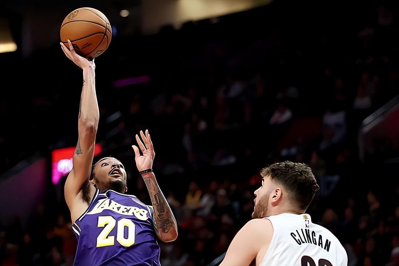 湖人双星盛赞史密斯：每日苦练终获回报，配得上全场掌声