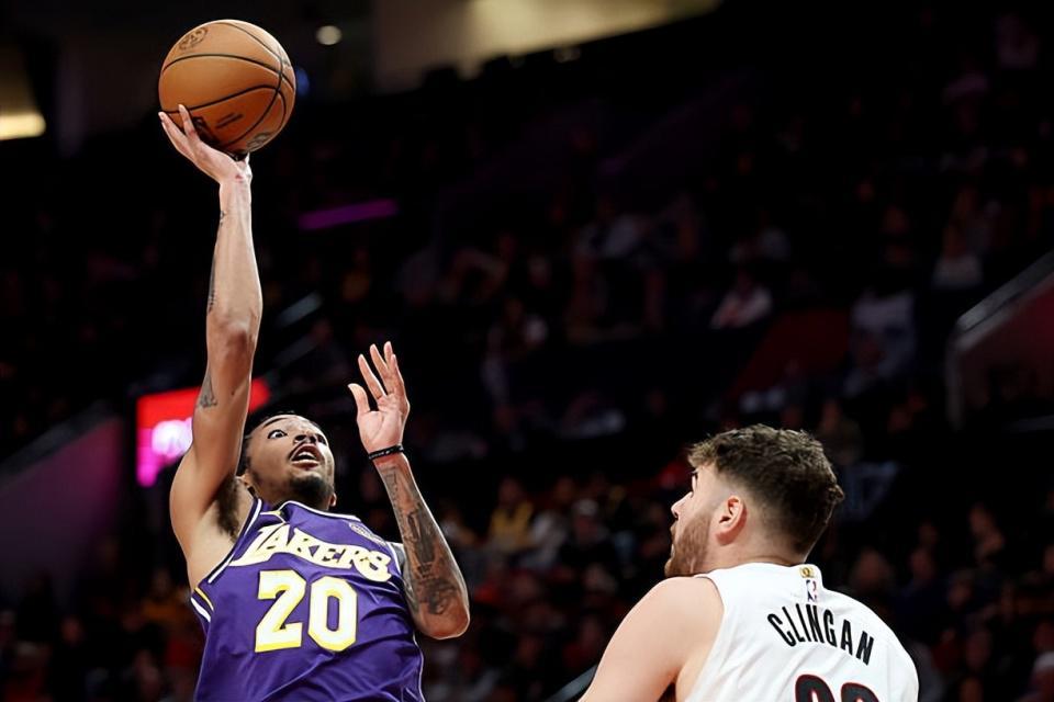 湖人后场新星史密斯：洞察开拓者防守，把握关键机会助球队取胜