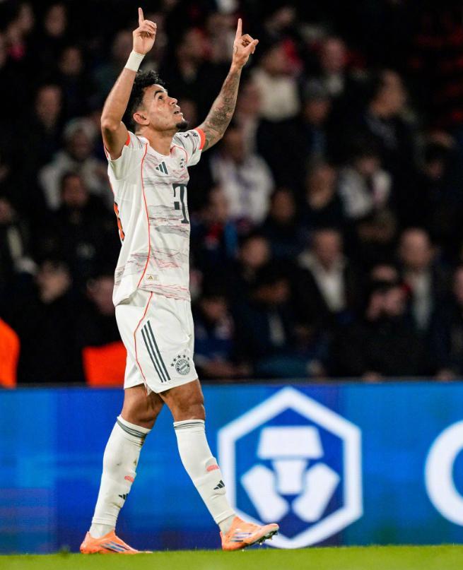 迪亚斯双响创纪录却染红，拜仁2-1力克大巴黎豪取16连胜