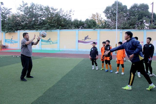 国足前守门员教练徐弢走进苗圃小学 开展专业守门技术指导