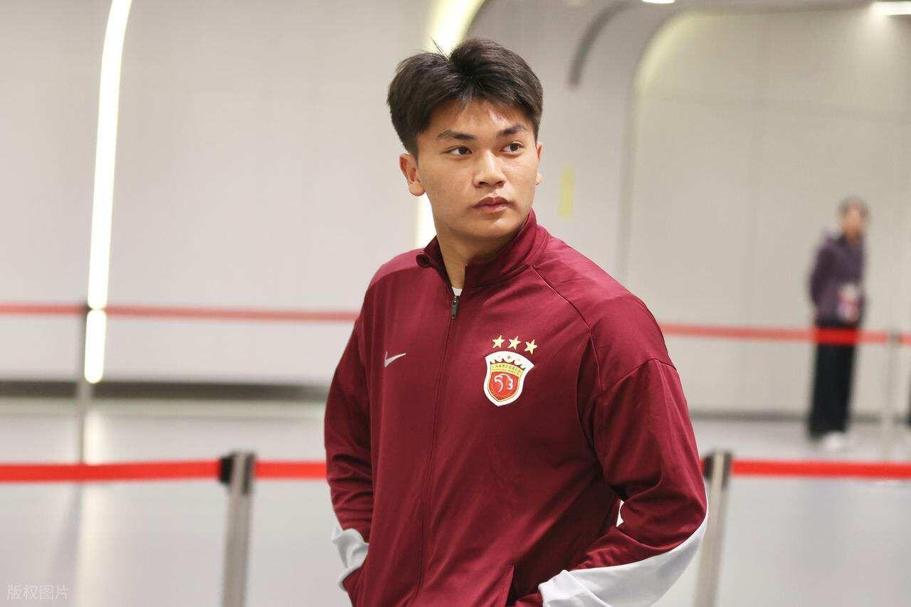 中国U22国足新名单揭晓：王钰栋入选引争议，球迷呼吁保护新星