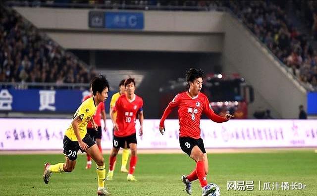 人民日报发文，揭开泰州苏超夺冠真相，只字不提国足，却句句内涵