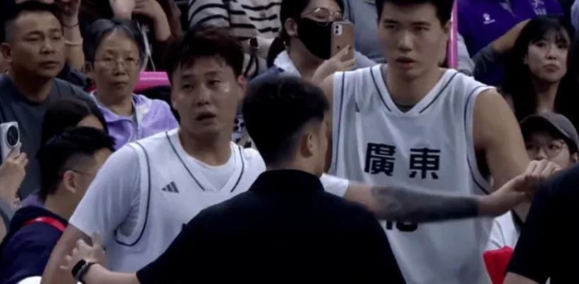 广东队全运会首战大胜山东，徐杰19分领衔却遭杜锋严训，赵睿泪洒赛场
