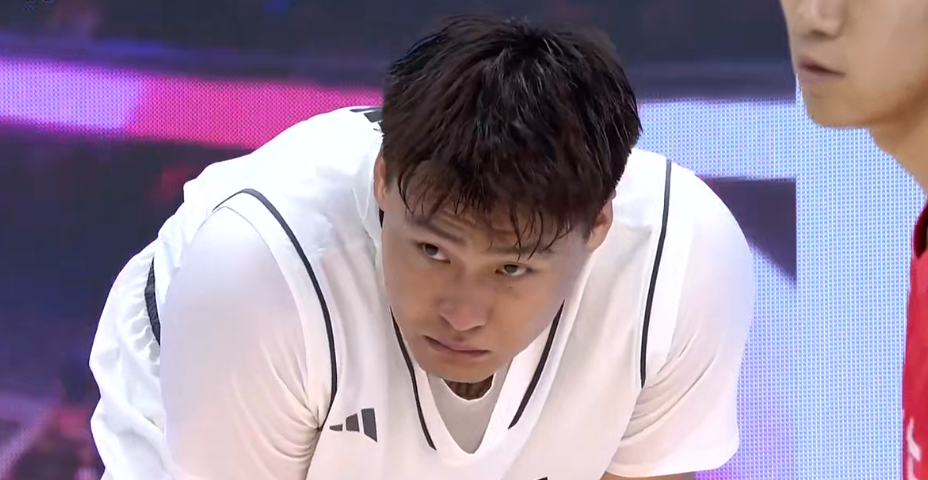 周鹏暴躁举动引争议，广东男篮冲金之路存隐忧