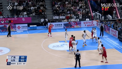 36岁前男篮队长全运会争议动作引热议，球迷直呼：动作太脏