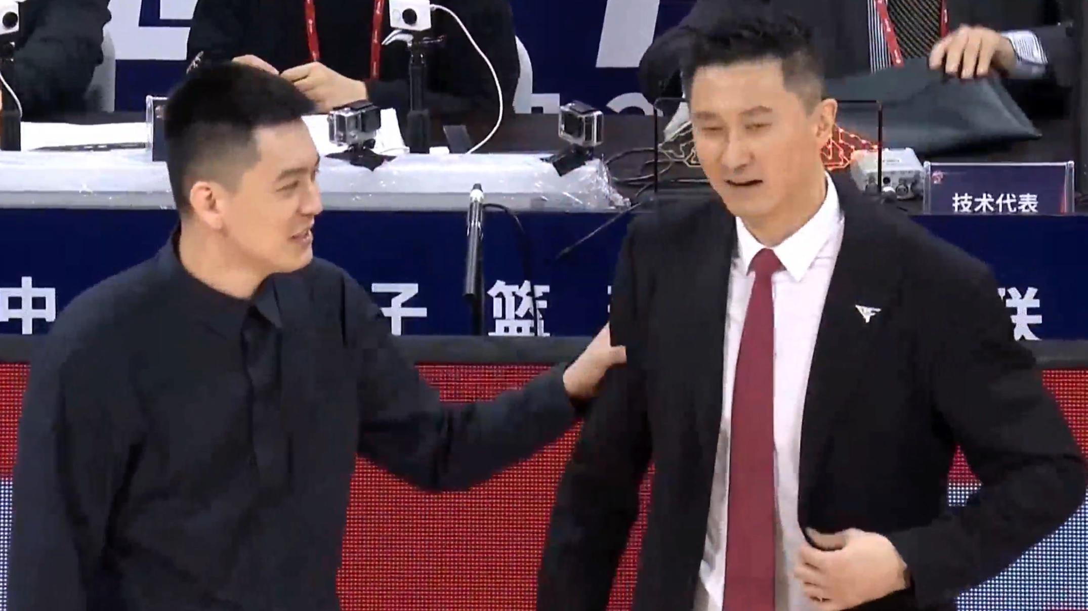 广东男篮三消息：杜锋杨鸣隔空交锋，李春江回归在即，胡明轩秩序单引热议