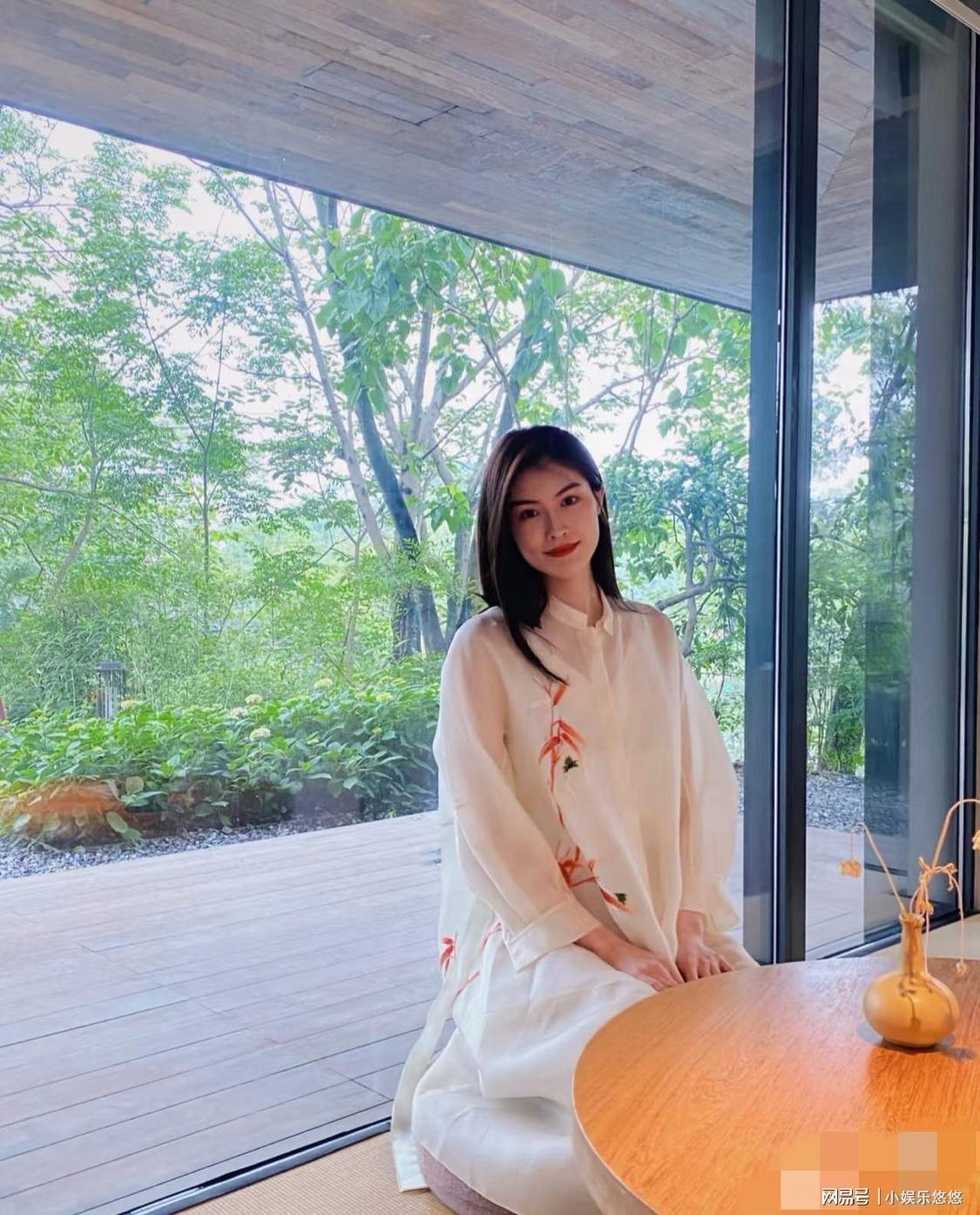 何穗官宣生子后现身，新造型引热议：身材发福仍显孕态