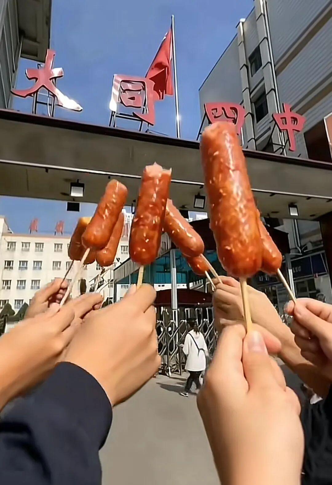 山西大同四中副校长抢钥匙事件：淀粉肠引发的管理争议