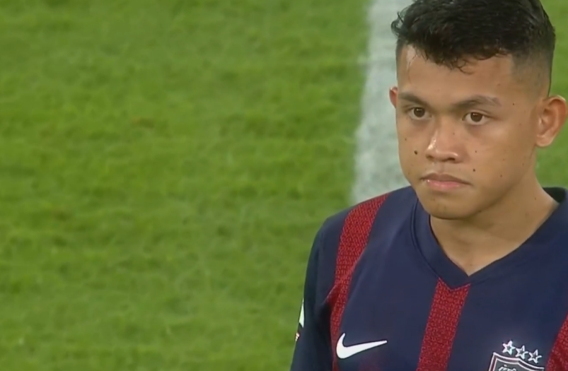 上海双雄克星再显神威！艾曼3战5球，双助攻后获队友“擦鞋”致敬