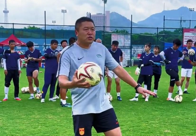 前国门李雷雷或接任青岛西海岸守门员教练，杨智将赴国足
