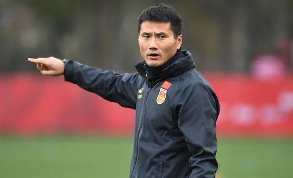 邵佳一执掌国足帅印！媒体人热议：挑战重重，前景堪忧