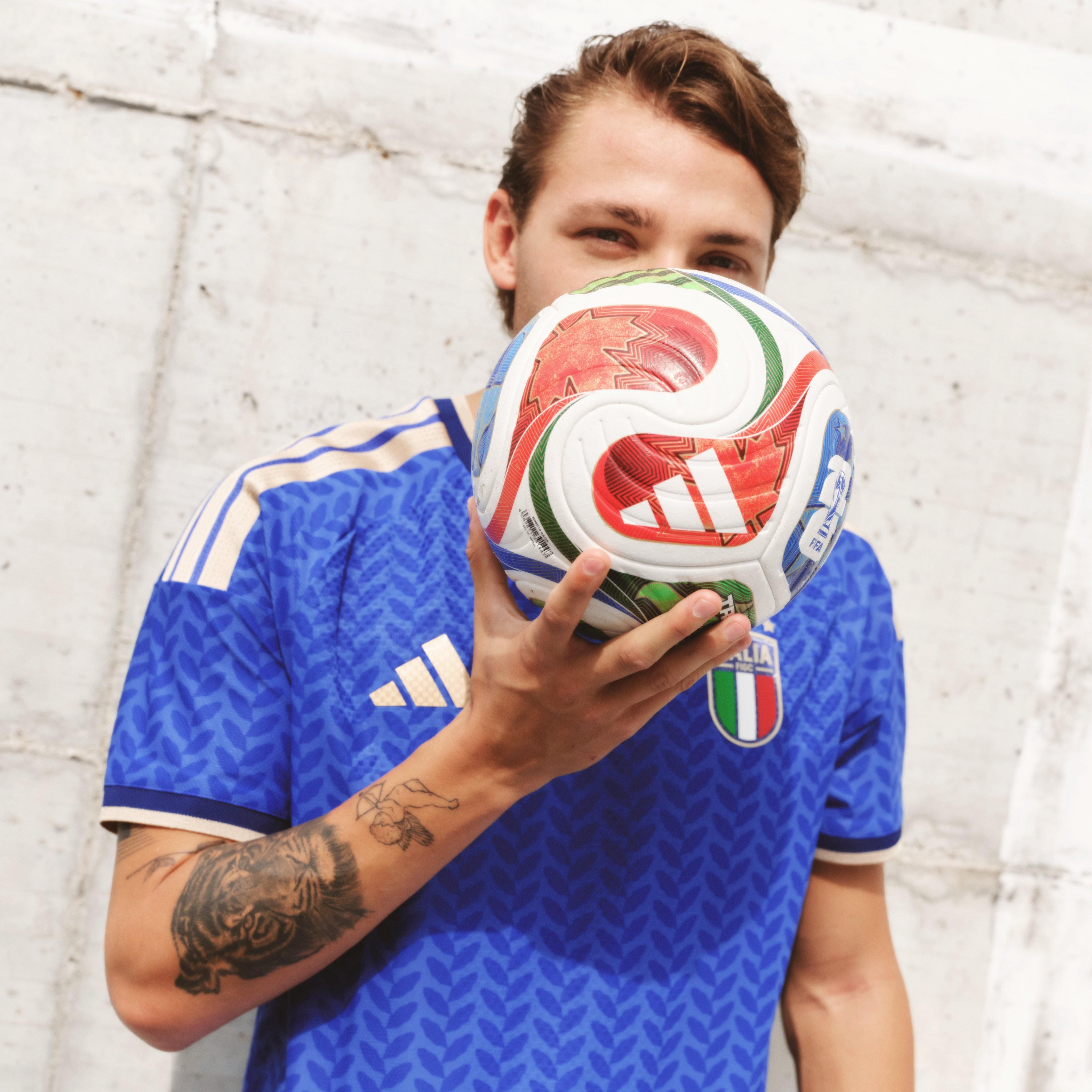 意大利队2026年新球衣发布：蓝色底色搭配树叶纹与金色装饰