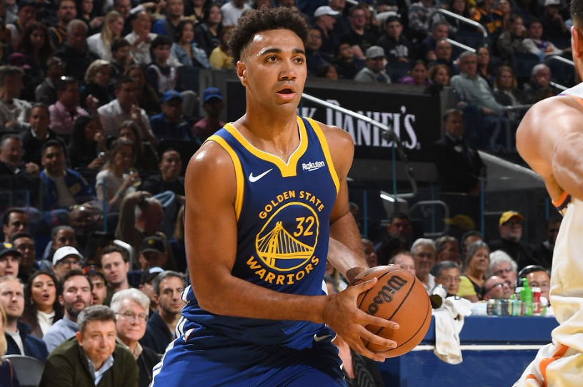 勇士内线新秀戴维斯状态火热，是否应获更多出场机会？