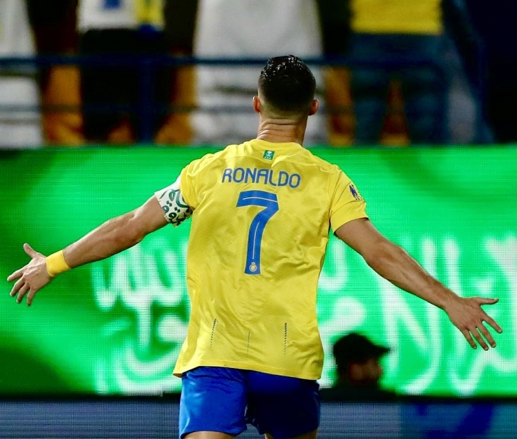 C罗若获世界杯即历史第一人？数据揭露：淘汰赛零贡献难服众