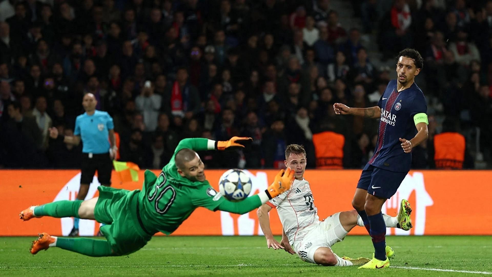 欧冠焦点战：10人拜仁2-1力克巴黎圣日耳曼，小组赛四连胜领跑