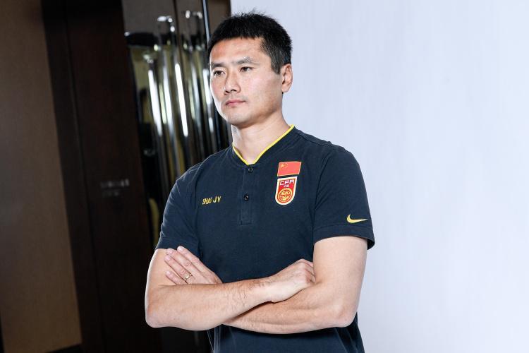 邵佳一正式出任国足主帅！足坛名宿齐祝贺，备战亚洲杯挑战重重
