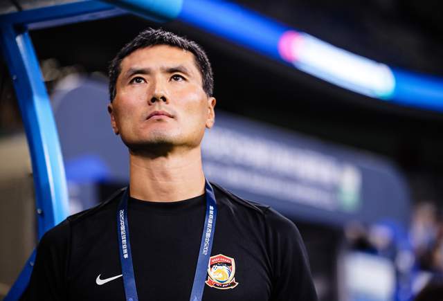 国足新帅尘埃落定！邵佳一上任，媒体人热议本土教练新篇章