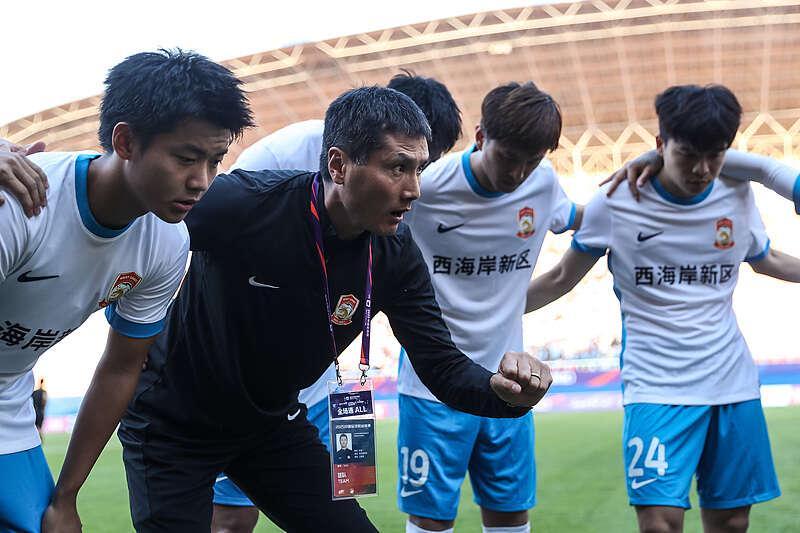 邵佳一正式出任国足新帅，开启执教新篇章